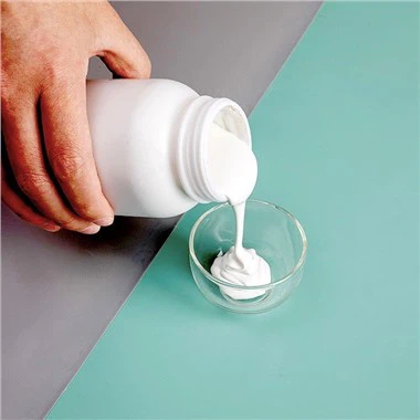 Quelles sont les caractéristiques d'une colle de haute qualité pour le placage de chants ?